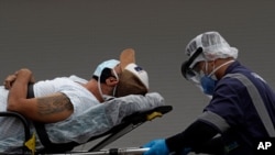 Zdravstveni radnik prevozi pacijenta za kog se sumnja da je obolio od COVID 19, u javnoj bolnici HRAN u Braziliji, 29. aprila 2021. (Foto: AP/Eraldo Peres)