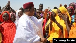 Le président nigérien Issoufou Mahamadou avec les populations de Diffa, le 9 novembre 2019. (Crédit : Présidence de la république du Niger)