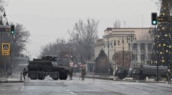 Anggota layanan Kazakhtan berjaga di pos pemeriksaan menyusul protes yang dipicu oleh kenaikan harga bahan bakar di Almaty, Kazakhstan, 7 Januari 2022. (REUTERS/Mariya Gordeyeva)