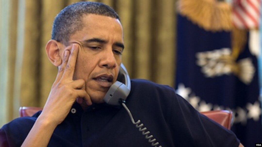 Presiden Barack Obama saat melakukan percakapan telepon dengan PM Inggris David Cameron, Sabtu 12 Juni 2010.