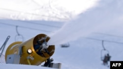 Meriam salju di resor ski Val d'Isere, kawasan Alpen Perancis. (Foto: dok). Selama pandemi COVID-19, kota Selva, di Val Gardena, kawasan Alpen Italia, memanfaatkan meriam ini untuk menyemprotkan disinfektan ke desa-desa setempat.