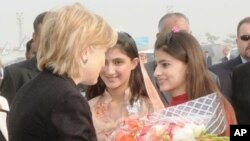 امریکی وزیر خارجہ ہلیری کلنٹن اپنے ایک حالیہ دورہ پاکستان میں پاکستانی لڑکیوں سے پھولوں کے گلدستے وصول کرتے ہوئے۔ فائل فوٹو