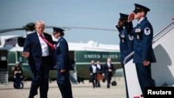 特朗普总统从安德鲁斯联合基地启程前往内华达州拉斯维加斯。(2026年4月16日)