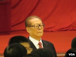 江泽民进入北京人民大会堂庆祝国庆65周年(美国之音东方 拍摄)