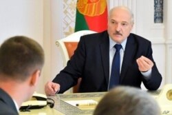 El cuestionado presidente Alexander Lukashenko habla durante una reunión sobre los paros laborales de protesta.