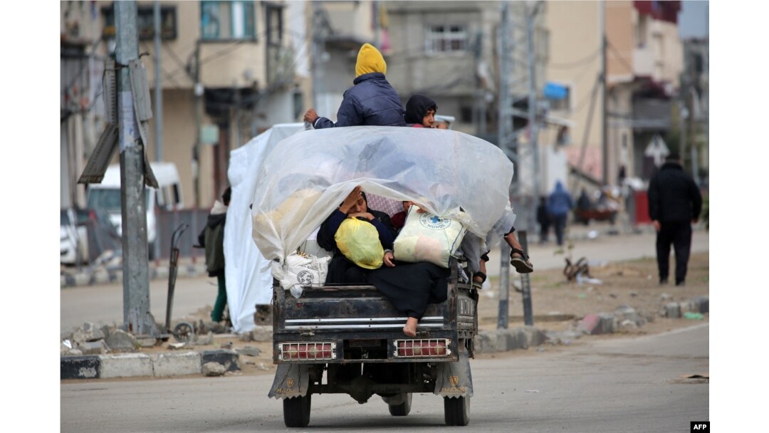 Orang-orang mengangkut barang-barang mereka saat berkendara melalui kamp pengungsi Bureij di Jalur Gaza bagian tengah menuju kawasan di bagian utara yang dikuasai Palestina, 7 Februari 2025. (Eyad BABA / AFP)