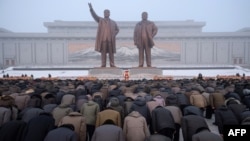 Les 2 statues géantes de Kim Il Sung et Kim Jong Il sur la colline Mansu, Pyongyang, le 17 décembre 2018.