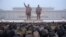Warga Pyongyang membungkuk di hadapan kedua patung mendiang pemimpin Korea Utara Kim Il Sung dan Kim Jong Il selama Hari Pahlawan di Bukit Mansu, Pyongyang, Korea Utara.