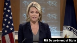 헤더 노어트 미국 국무부 대변인이 정례브리핑에서 기자들의 질문에 답하고 있다.