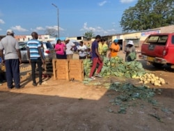 Most of the commodities in Zimbabwe are now sold in the informal sector in Chinhoyi, Zimbabwe, March 1, 2020, as the country’s unemployment rate continues to rise. (Columbus Mavhunga/VOA)