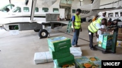 Liberia air-lifts supplies of chlorine,plastic tarpaulins, sprayers and other materials to Doctors Without Borders (UNICEF)