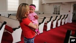 Vicky Chavez consuela a su hija Issabella en la Primera Iglesia Unitaria, en Salt Lake City, Utah, 31 de mayo, 2018. Chávez dice que ver a sus compatriotas centroamericanos separados de sus hijos en la frontera de Estados Unidos y México, hace que intente luchar por permanecer en los Estados Unidos.