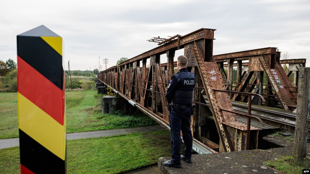 Službenik njemačke savezne policije stoji uz često korištenu rutu migranata preko njemačko-poljske granice u blizini Forsta, u istočnoj Njemačkoj, 11. oktobra 2023.
