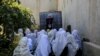 Sejumlah siswa di sebuah sekolah dasar di Kabul, Afghanistan, mengikuti kegiatan belajar di ruang terbuka pada 7 Oktober 2020, akibat bangunan sekolah mereka yang tidak layak. (Foto: AP/Mariam Zuhaib)