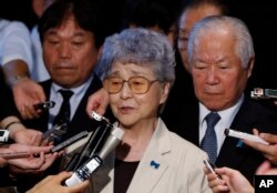 북한에 납치된 일본인 요코타 메구미 씨의 부모인 요코타 시게루(오른쪽) 씨와 사키에 씨. (자료사진)
