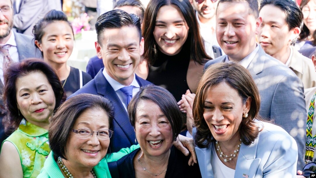 資料照片： 2022 年5 月17 日，在華盛頓白宮玫瑰園舉行的慶祝亞裔美國人、夏威夷原住民的招待會上，副總統賀錦麗與夏威夷州民主黨參議員馬齊·希羅諾（左）及其他人合影。