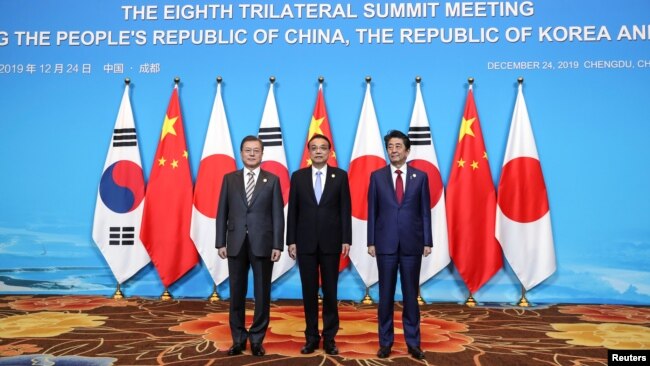 左起:韩国总统文在寅,中国总理李克强,日本首相安倍晋三在中国成都出席中日韩三国领导人峰会。(2019年12月24日)