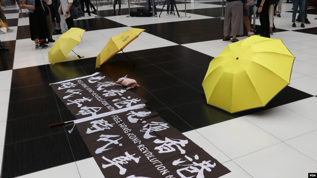 在台湾台北车站声援香港的快闪行动，台、港人合唱“愿荣光归香港”。（美国之音李玟仪摄）