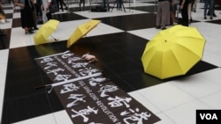 在台灣台北車站聲援香港的快閃行動，台、港人合唱“願榮光歸香港”。（美國之音李玟儀攝）