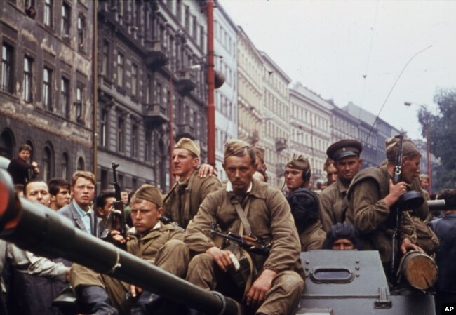 Binh lính Nga trên xe tăng tiến vào thủ đô Praha của Tiệp Khắc, ngày 21 tháng 8, 1968.