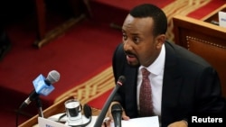 Umushikiranganji wa mbere wa Ethiopia aheruka kugenwa Abiy Ahmed ashikiriza ijambo mu bashingamateka i Addis Abeba, Ethiopia itariki 19/04/2018.