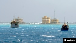 Tàu đánh cá Việt Nam gần quần đảo Trường Sa ở Biển Ðông, ngày 5/1/2013. Theo EIA, Biển Đông có thể chứa trữ lượng lên tới 11 tỷ thùng dầu và ước tính quần đảo Trường Sa có trữ lượng khoảng 800 tới 5,4 tỷ thùng dầu.