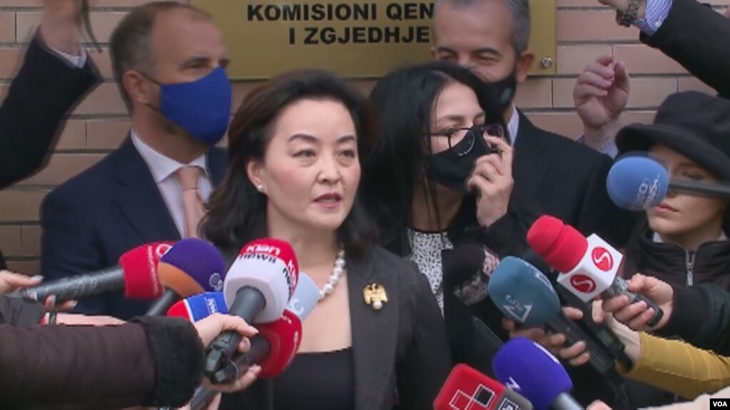 Ngjarja në Elbasan, ambasadorja Kim: Grupet e mbrojtjes së votës, të papranueshme