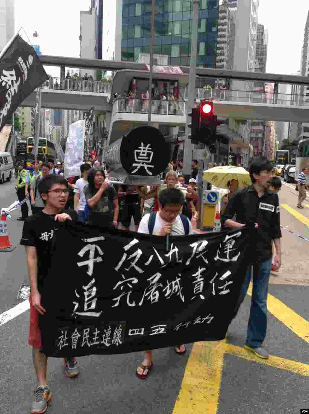 香港市民参加“支联会”举办的六四爱国民主大游行（美国之音海彦拍摄）