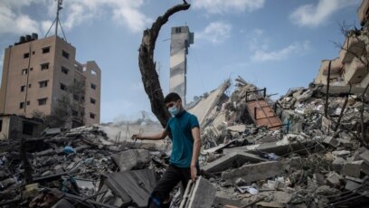 Một người đàn ông Palestine và đóng đổ nát ở Gaza City, ngày 18/5/2021.