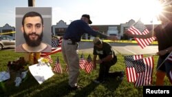 Ciudadanos colocan banderas en un monumento en frente del centro de reclutamiento de las Fuerzas Armadas en Chattanooga. Inserta, la foto del atacante, Mohamed Youssef Abdulazeez.