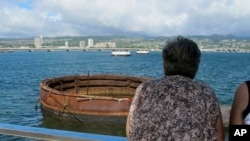 Khách tham quan nhìn xác tàu chiến USS Arizona bị đánh chìm ở Trân Châu Cảng, Hawaii, ngày 21 tháng 11, 2014.