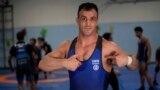 El luchador iraní Iman Mahdavi, de 28 años, miembro del Equipo de Refugiados para los Juegos Olímpicos de París, posa en el gimnasio Lotta Club Seggiano, en Pioltello, cerca de Milán, Italia, el miércoles 28 de febrero de 2024. 