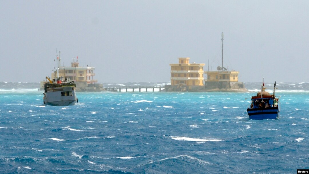 Kapal nelayan Vietnam terlihat tengah mendekati pulau Da Tay di kepulauan Spratly (Foto: dok). Ketegangan di Laut China Selatan ini memuncak menyusul penembakkan sinyal api kapal angkatan laut China ke kapal-kapal nelayan Vietnam baru-baru ini.