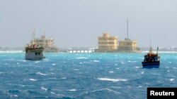 Kapal nelayan Vietnam terlihat tengah mendekati pulau Da Tay di kepulauan Spratly (Foto: dok). Ketegangan di Laut China Selatan ini memuncak menyusul penembakkan sinyal api kapal angkatan laut China ke kapal-kapal nelayan Vietnam baru-baru ini.