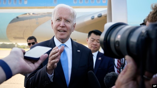 Presidenti Biden bisedon me gazetarët në aeroportin e Gjenevës, përpara kthimit për në SHBA