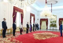Tujuh Duta Besar Luar Biasa dan Berkuasa Penuh menyerahkan surat kepercayaan kepada Presiden Joko Widodo, menandai penugasan resmi di Indonesia.