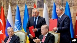 유엔과 터키, 우크라이나, 러시아 대표가 22일 우크라이나 곡물 수출 재개에 합의한 뒤 서명했다. (AP)