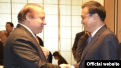 PM Pakistan Nawaz Sarif (kiri) saat menerima kunjungan PM China Li Keqiang di islamabad (foto: dok). 