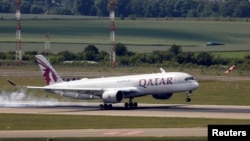 Pesawat Airbus A350 milik maskapai Qatar Airways mendarat di bandara Charles de Gaulle di Paris, Prancis 25 Mei 2020 (foto: dok).