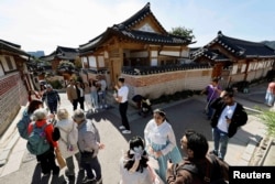 Tourists gather and interact at Bukchon Hanok Village in Seoul, South Korea, October 20, 2024. (REUTERS/Kim Soo-hyeon)