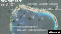 華盛頓的“戰略與國際研究中心”這批拍攝於5月和6月的衛星圖片顯示，這些最新的軍備建設包括在北京最具爭議的人工島礁上疑似新的建築物。 (視頻截圖）