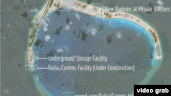 中國疑似在南中國海有爭議人工島礁加強軍力 (視頻截圖）