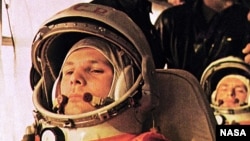 Phi hành gia Soviet Yuri Gagarin trên phi thuyền Vostok 1 chuẩn bị rời mặt đất.