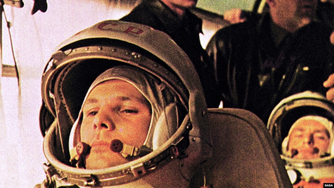 Kosmonot Soviet Yuri Gagarin, pilot Vostok 1, dalam bis sebelum terbang ke antariksa.