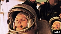 Kosmonot Soviet Yuri Gagarin, pilot Vostok 1, dalam bis sebelum terbang ke antariksa.