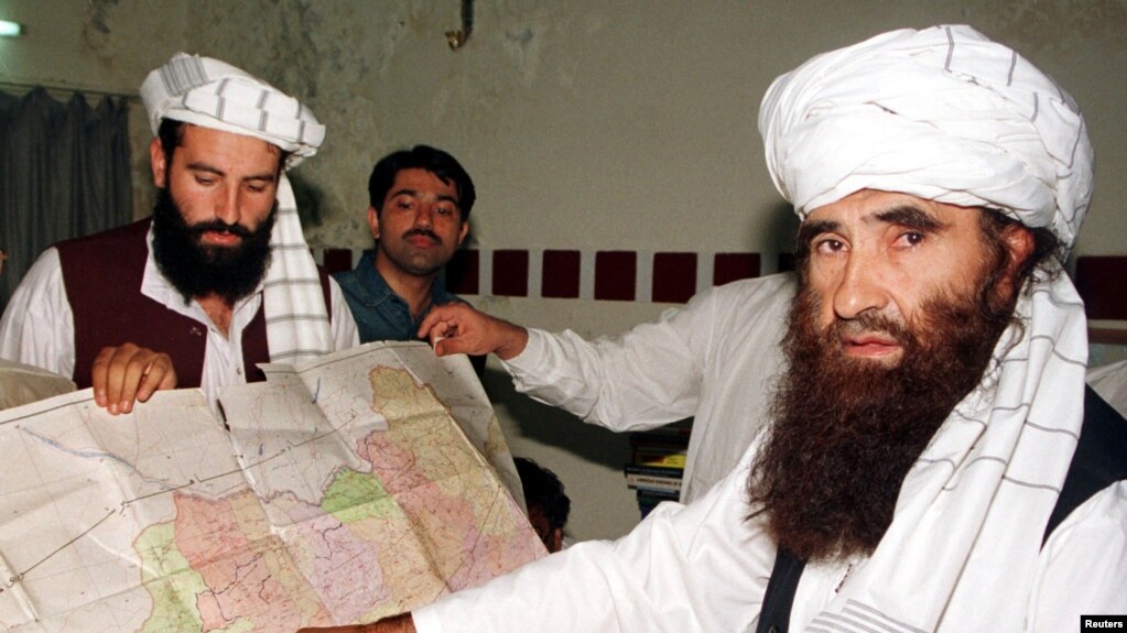 资料照片：哈卡尼（右）在巴基斯坦的伊斯兰堡进行访问（2001年10月19日）(photo:VOA)