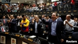 Tomas Guanipa (front, R), deputy of the Venezuelan coalition of opposition parties (MUD), shouts slogans during a session of the National Assembly in Caracas, Venezuela April 5, 2017.