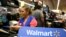 Walmart အရောင်းဆိုင်ကြီးရဲ့ ဈေးကောင်တာတခုမြင်ကွင်း။
