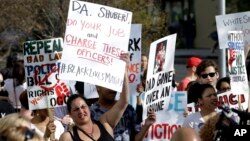 Протестующие прошли по улицам Сакраменто после похорон афроамериканца Стефона Кларка. 29 марта 2018 г.