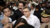 ARCHIVO - En esta foto de archivo del 2 de febrero de 2014, acompañado por el expresidente hondureño Manuel Zelaya, centro izquierda, de negro, el entonces presidente Salvadoreño Mauricio Funes, de blanco al centro, saluda a sus simpatizantes. Foto: AP.